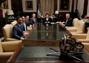 La llegada de Peter Thiel, fundador de Parlantir, y el avance de la aristocracia tecnológica que cuestiona la democracia a tono con los libertarios