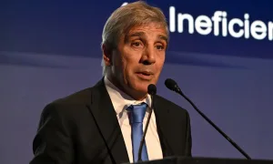 Con los números de la economía en rojo, el ministro Caputo habla este miércoles en la Bolsa de Comercio de Rosario