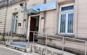 Imputan a dos jóvenes por amenazas de tiroteo en una escuela de Llambi Campbell