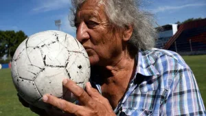 El Trinche Carlovich: la esencia bohemia del potrero