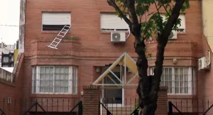Murió un trabajador al caer al vacío mientras hacía tareas de impermeabilización con su hijo en una planta alta