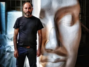 Matías Martínez estrena en Rosario “Socavón”, de Luis Caso, una experiencia escénica acerca del genocidio