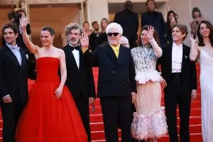 Almodóvar recibió emocionado una ovación en Cannes por “Amarga Navidad” ¿Cuándo se estrena en Rosario?