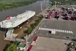 Trabajo en negro en el puerto: condenan a una firma por la situación de un estibador