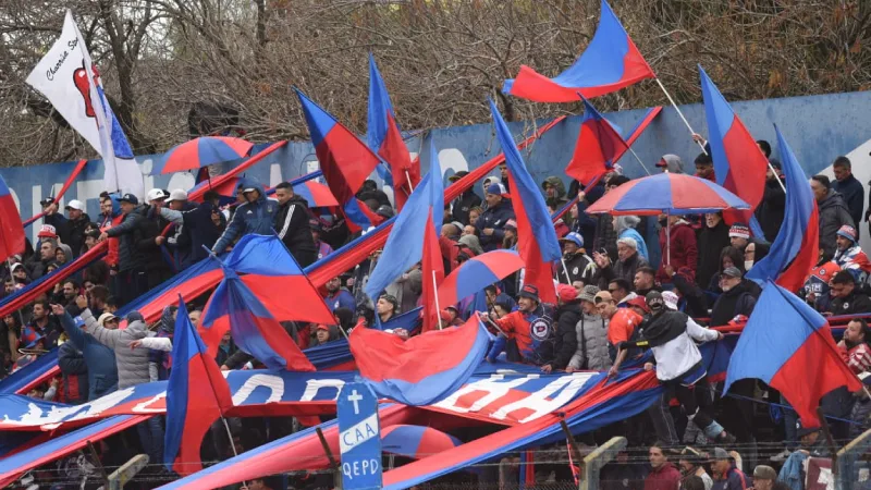 Los hinchas de Central Córdoba llenaron la tribuna visitante del José Martín Olaeta para el Clásico del Ascenso Rosarino