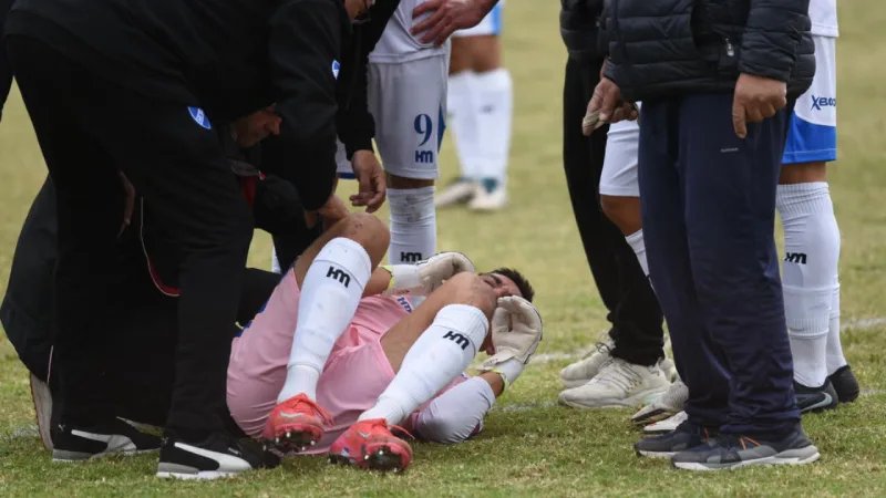 Francisco Olivera, arquero de Argentino, fue alcanzado por algunas balas de goma que disparó la policía