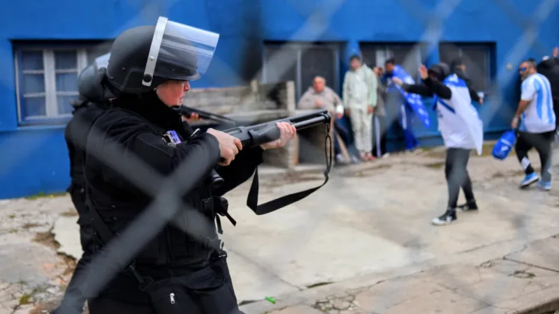 La policía reprimió a hinchas de Argentino y Central Córdoba en el Clásico del Ascenso Rosarino