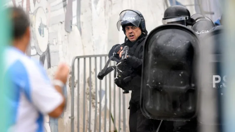 La policía reprimió a hinchas de Argentino y Central Córdoba en el Clásico del Ascenso Rosarino
