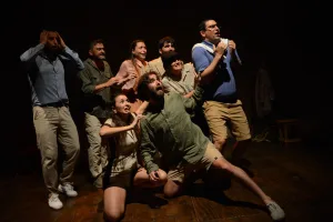 “Chanchullo de almas”: una obra teatral con humor y poesía, en medio del frágil equilibrio entre lo colectivo y lo individual  