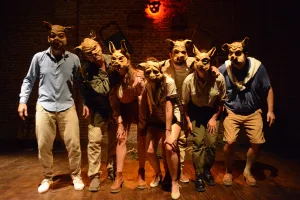 “Chanchullo de almas”: una obra teatral con humor y poesía, en medio del frágil equilibrio entre lo colectivo y lo individual  