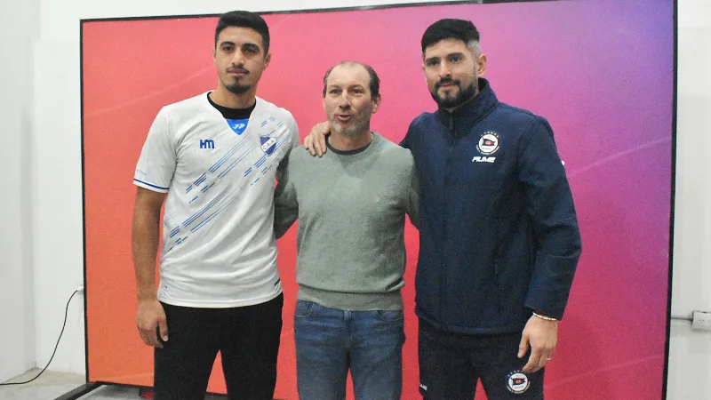 Bruno Cabrera, defensor de Argentino, Fernando Maletti, Fernando Maletti, secretario de deportes de la provincia de Santa Fe, y Matías Giroldi, arquero de Central Córdoba, juntos en Gobernación