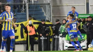 Di Maria le responde a Milito tras Central vs Racing