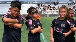 El hijo menor de Messi marcó un golazo de tiro libre y festejó con lentes de sol