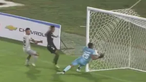 Escándalo en Panamá: un jugador abandonó el partido y denunció a su arquero por arreglo de partidos