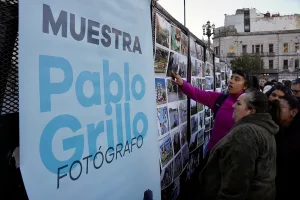 La muestra fotográfica de Pablo Grillo censurada en el Senado se exhibió frente al Congreso