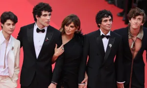 “La bola negra” de Los Javis: el Festival de Cine de Cannes iluminó un nuevo ícono de la cultural LGTBIQ+  