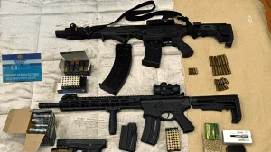 Tras el aviso por un conflicto familiar en Villa Gobernador Gálvez, la policía descubrió arsenal en la vivienda