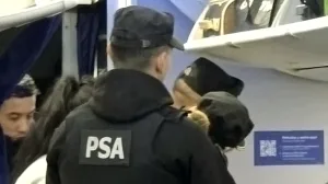 Insólito: demoraron a una pareja en el Aeropuerto de Rosario bajo el cargo de tener sexo en el avión