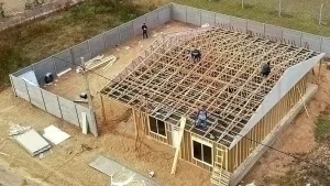 Allanamientos por las estafas de Emprender Viviendas, firma de Casilda que prometía casas prefabricadas y nunca las entregó