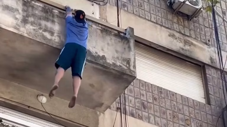 Un hombre cayó de un cuarto piso en Dorrego y Tucumán: se encuentra internado