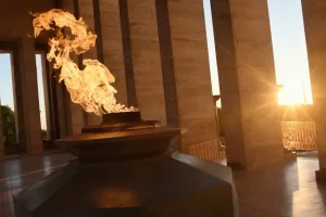 Se reencendió la llama votiva en el Monumento a la Bandera