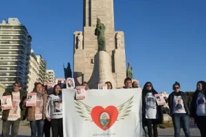 En el Día del Familiar de Víctima de Inseguridad se realizó un acto en el Monumento Nacional a la Bandera