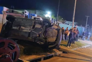 Un auto chocó contra una columna y volcó: hay dos heridos de 27 y 28 años