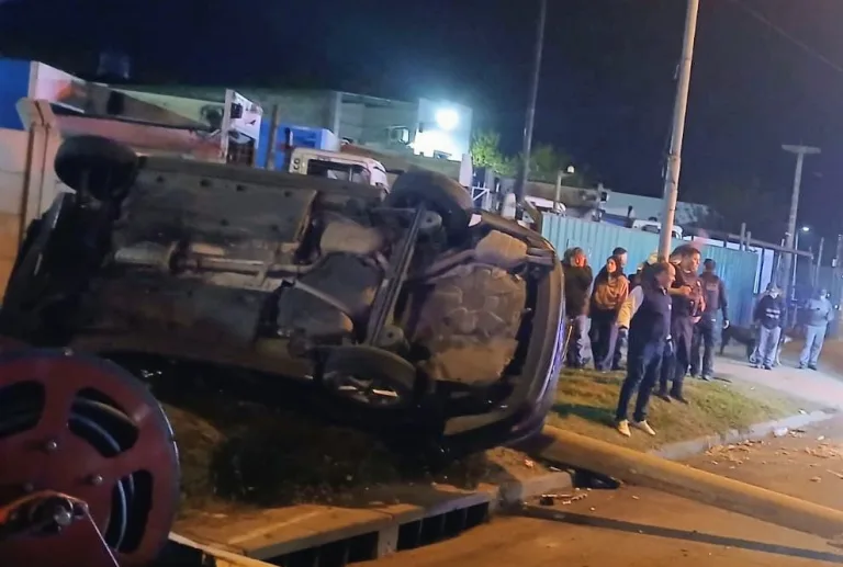 Un auto chocó contra una columna y volcó: hay dos heridos de 27 y 28 años