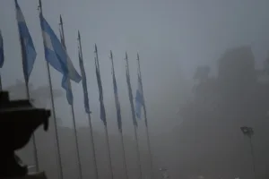 Otro día más bajo alerta violeta por niebla: miércoles con mucha humedad y cielo mayormente nublado por la tarde