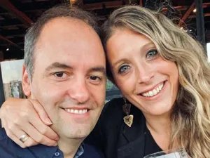 Adorni y su esposa