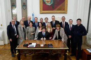 Javier Milei respaldó a Adorni en una reunión con ministros, Bullrich, Santiago Caputo y Martín Menem