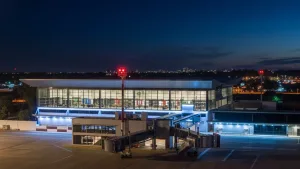 Ordenan eliminar fotos y datos de la mujer tras el escándalo sexual a bordo de un avión en Rosario
