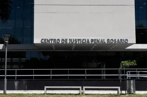 Un cirujano plástico enfrenta un juicio por la muerte de una paciente tras una liposucción
