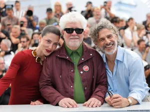 Almodóvar recibió emocionado una ovación en Cannes por “Amarga Navidad” ¿Cuándo se estrena en Rosario?