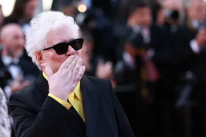 Almodóvar recibió emocionado una ovación en Cannes por “Amarga Navidad” ¿Cuándo se estrena en Rosario?