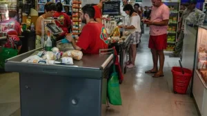 Empleados de comercio cerraron paritaria: aumento del 5% y bono de $120 mil