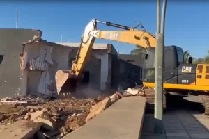 Demolieron el bar Mordisco y la costanera norte cambia para siempre