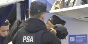 "Fue incómodo y grotesco": la periodista que viajó en el vuelo del escándalo no se guardó nada