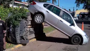 Una mujer de 91 años salía de una cochera y protagonizó un accidente en La Florida: un auto quedó encima del otro