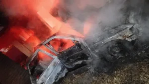 Un auto se incendió en la madrugada y causó destrozos en una vivienda