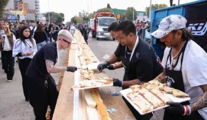 Insólito: vecinos saquearon un sándwich gigante de matambre a la pizza en Avellaneda