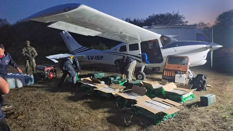 Cessna con más de 400 kilos de cocaína en Vera: secuestraron camionetas, camiones y sistema satelital