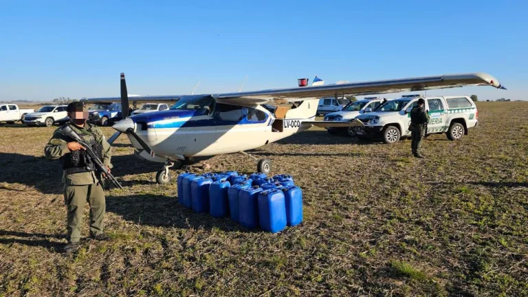Intensa búsqueda de dos hermanos roldanenses por los 321 kilos de cocaína hallados en la avioneta de Villa Eloísa