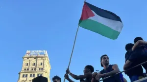 Lamine Yamal se mostró con una bandera palestina en los festejos del Barcelona campeón