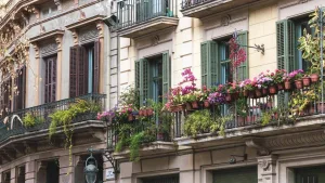 Administradores de consorcios alertan sobre el peligro de colocar macetas en los balcones de los edificios