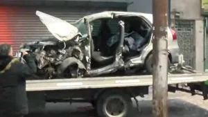 Accidente fatal en zona sur: un hombre falleció al chocar su vehículo contra dos casas