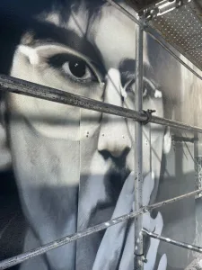 Un mural monumental rinde tributo al icónico músico Charly García en la esquina porteña de Corrientes y Callao