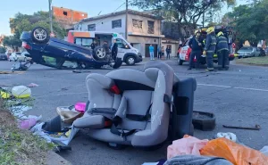 Un auto volcó al perder el control y provocar un choque en Pellegrini y Pascual Rosas