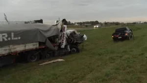 Choque y vuelco en la autopista hacia Rosario: largas demoras por cereal sobre la calzada