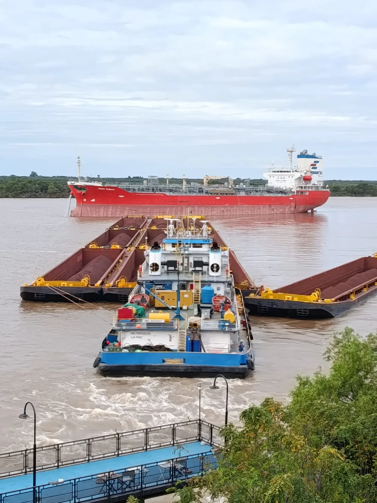 De no creer: un fuerte choque de buques frente a Rosario terminó con una barcaza partida en dos